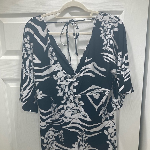 White House Black Market Elegant Black/White Floral V-Neck Top, Size Large - Picture 2 of 6